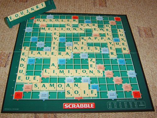 Plateau du jeu Scrabble en action avec un chevalet et ses lettres