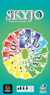 jeu de cartes Skyjo bleue et jaune avec des chiffres colorés, posée sur une table.