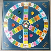Plateau de jeu Trivial Pursuit édition classique avec son plateau circulaire et ses pions en forme de camemberts colorés.