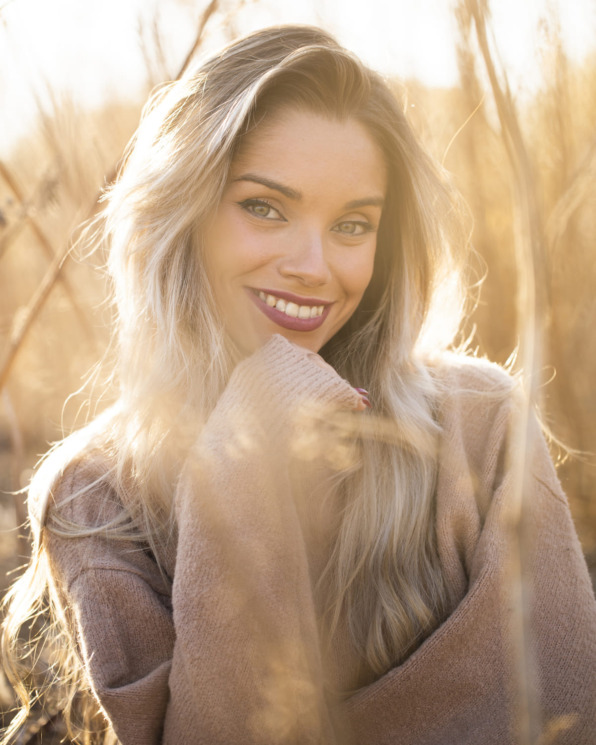 Idées Cadeaux Saint-Valentin 2026 originales : couple partageant un moment complice sans clichés.