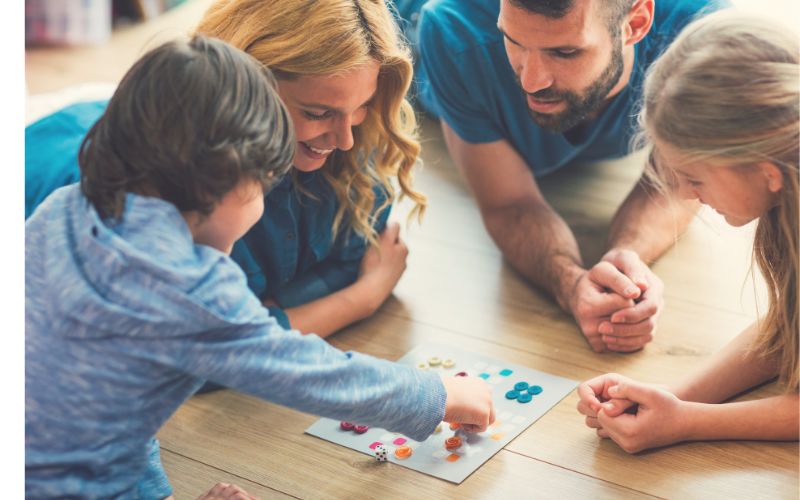 famille qui joue a un jeu de société