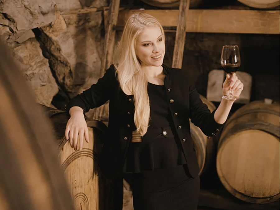 femme degustant du vin dans la categorie sejours et experience Sonkdo