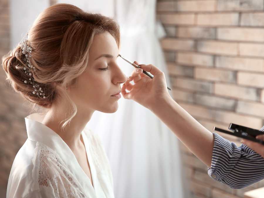 mariée se maquille pendant la ceremonie