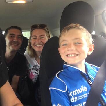 enfant pendant une sence de pilotage sur circuit